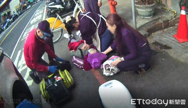 ▲▼嘉義婦人路邊昏迷，急救15分後恢復心跳。（圖／記者翁伊森翻攝）