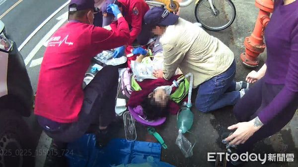 ▲▼嘉義婦人路邊昏迷，急救15分後恢復心跳。（圖／記者翁伊森翻攝）