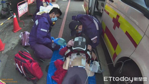 ▲▼嘉義婦人路邊昏迷，急救15分後恢復心跳。（圖／記者翁伊森翻攝）