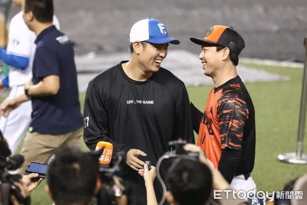 ▲日職火腿隊古林睿煬與統一獅總教練林岳平。（圖／記者林敬旻攝）