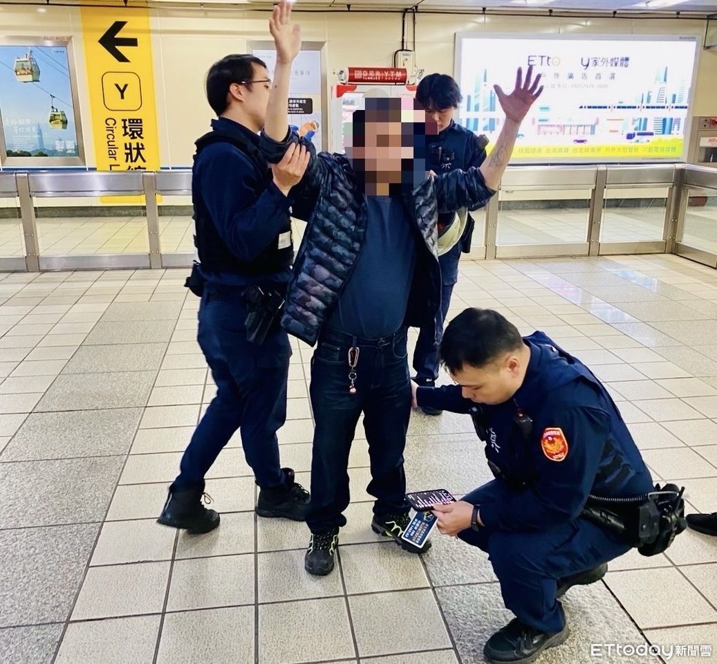 北捷「線鋸男」遭3警包圍！他高舉雙手受檢...衰喊：我是裝潢工 | ETtoday社會新聞 | ETtoday新聞雲