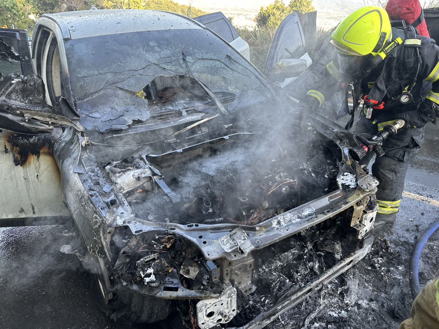 南投微熱山丘附近火燒車！百萬休旅車成廢鐵