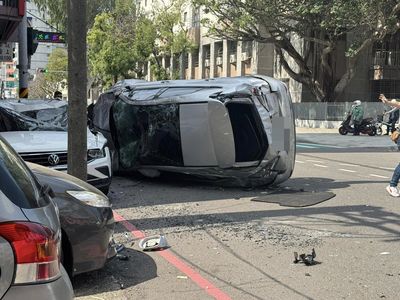 新竹驚悚車禍！疑超車失控連撞4車畫面曝　釀5傷女騎士命危