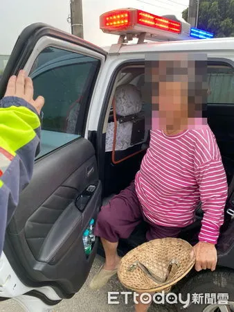 ▲▼   水上派出所員警協助失智老返家  。（圖／水上分局提供）