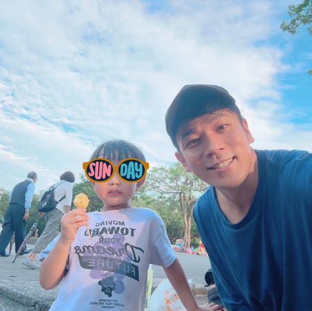 ▲香蕉哥哥聽到兒子的話後，相當地不捨。（圖／翻攝自Facebook／香蕉哥哥）