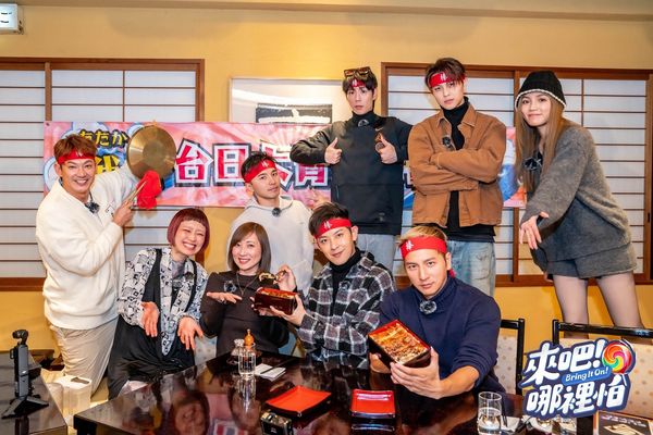 ▲威廉(左)和大胃女王三宅社長玩麵條遊戲 現場充滿粉紅泡泡。（圖／TVBS提供）