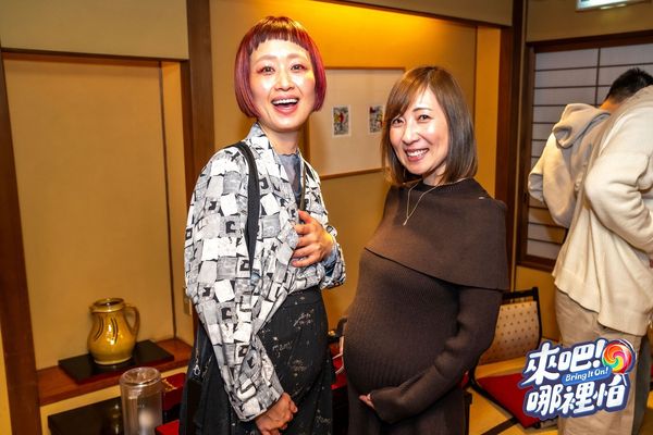 ▲威廉(左)和大胃女王三宅社長玩麵條遊戲 現場充滿粉紅泡泡。（圖／TVBS提供）