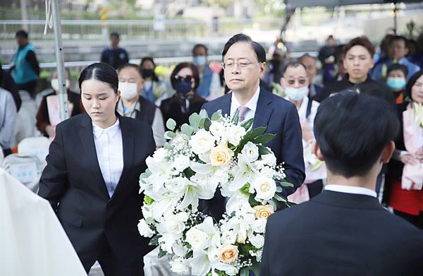 ▲桃園市長張善政今天出席二二八事件78周年紀念追思活動，向受難者獻花致意。（圖／市府民政局提供）