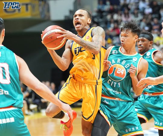 ▲特攻新洋將飛馳首度登場，就轟下31分、8助攻領軍擊敗海神。（圖／TPBL職籃提供）