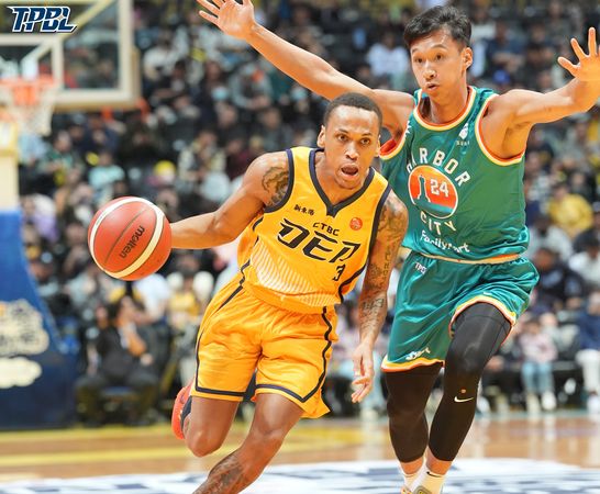 ▲特攻新洋將飛馳首度登場，就轟下31分、8助攻領軍擊敗海神。（圖／TPBL職籃提供）