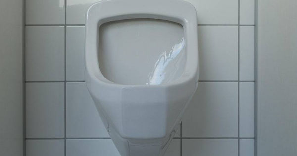 律師好奇小便斗隔板真正用途？他曝擋不住視線　網友幫解答