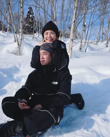 ▲林萱瑜靠在Junior身後，雙手抱住老公的頭。（圖／翻攝自Instagram／kininii）