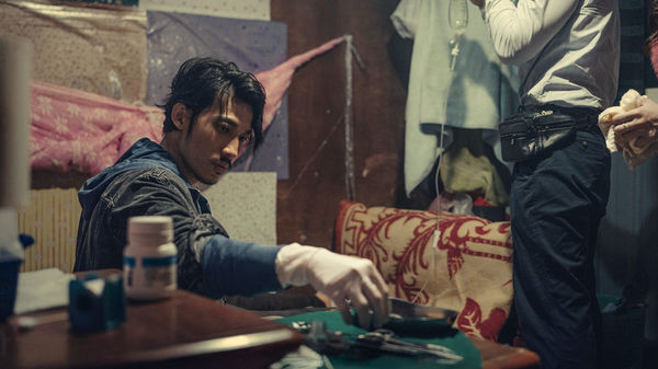 ▲《The Outlaw Doctor 化外之醫》張鈞????（左）和連炳發在影集中不時出現曖昧互動，心動瞬間閃滿粉紅泡泡。（圖／瀚草文創提供）