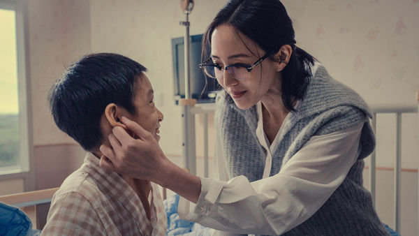 ▲《The Outlaw Doctor 化外之醫》張鈞????（左）和連炳發在影集中不時出現曖昧互動，心動瞬間閃滿粉紅泡泡。（圖／瀚草文創提供）