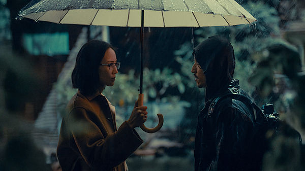 ▲《The Outlaw Doctor 化外之醫》張鈞????（左）和連炳發在影集中不時出現曖昧互動，心動瞬間閃滿粉紅泡泡。（圖／瀚草文創提供）