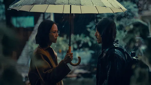 ▲《The Outlaw Doctor 化外之醫》張鈞????（左）和連炳發在影集中不時出現曖昧互動，心動瞬間閃滿粉紅泡泡。（圖／瀚草文創提供）