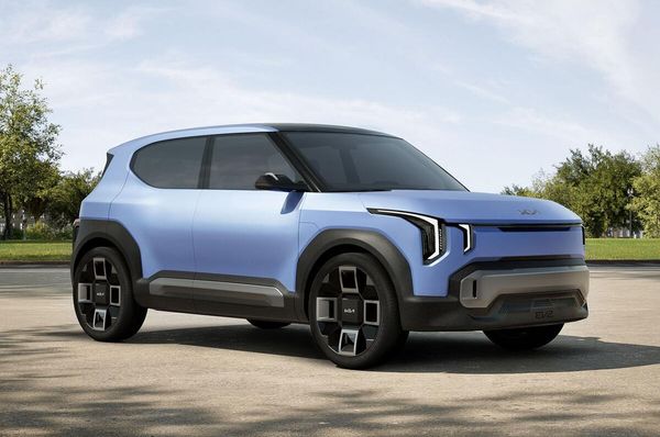 這款純電小型 SUV 的設計概念已由EV2 Concept搶先預覽，英國當地的起始售價約新台幣100萬元，與 Renault 5、Renault 4 以及 Vauxhall Corsa Electric 直接競爭，進一步推動 Kia 進軍純電大眾市場。