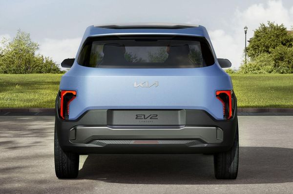 這款純電小型 SUV 的設計概念已由EV2 Concept搶先預覽，英國當地的起始售價約新台幣100萬元，與 Renault 5、Renault 4 以及 Vauxhall Corsa Electric 直接競爭，進一步推動 Kia 進軍純電大眾市場。