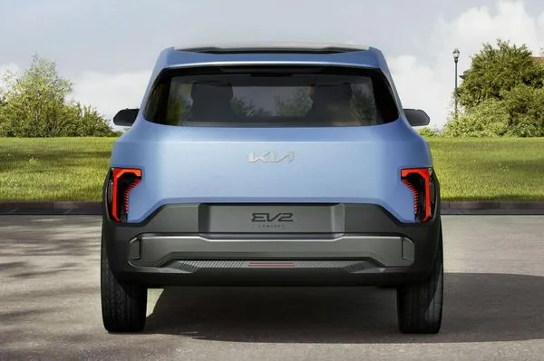 這款純電小型 SUV 的設計概念已由EV2 Concept搶先預覽，英國當地的起始售價約新台幣100萬元，與 Renault 5、Renault 4 以及 Vauxhall Corsa Electric 直接競爭，進一步推動 Kia 進軍純電大眾市場。