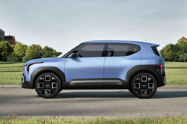這款純電小型 SUV 的設計概念已由EV2 Concept搶先預覽，英國當地的起始售價約新台幣100萬元，與 Renault 5、Renault 4 以及 Vauxhall Corsa Electric 直接競爭，進一步推動 Kia 進軍純電大眾市場。
