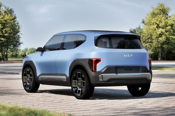 這款純電小型 SUV 的設計概念已由EV2 Concept搶先預覽，英國當地的起始售價約新台幣100萬元，與 Renault 5、Renault 4 以及 Vauxhall Corsa Electric 直接競爭，進一步推動 Kia 進軍純電大眾市場。