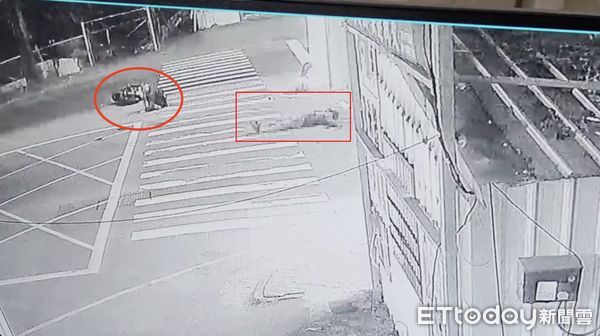 ▲兩部機車在撞擊後，機車滑行地上擦出火花            。（圖／記者吳奕靖翻攝）