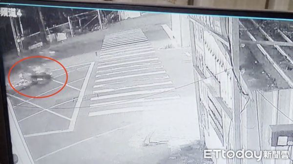 ▲兩部機車在撞擊後，機車滑行地上擦出火花            。（圖／記者吳奕靖翻攝）