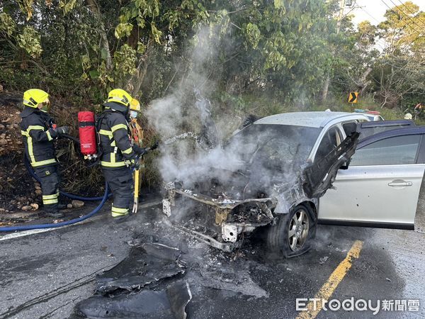 ▲▼南投知名鳳梨酥微熱山丘創始店附近發生火燒車。（圖／記者高堂堯翻攝）