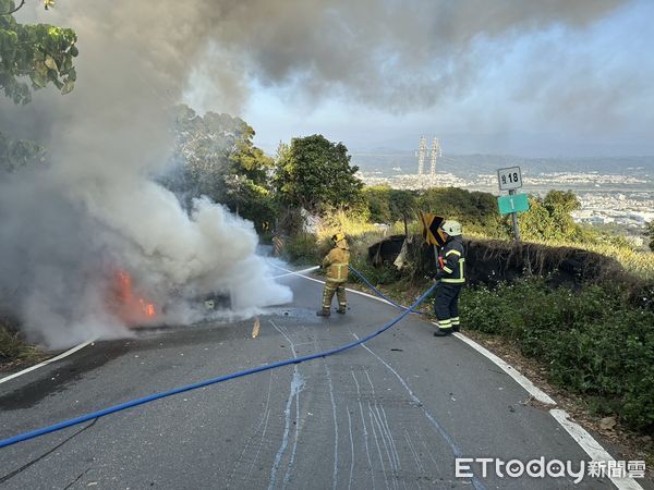 ▲▼南投知名鳳梨酥微熱山丘創始店附近發生火燒車。（圖／記者高堂堯翻攝）