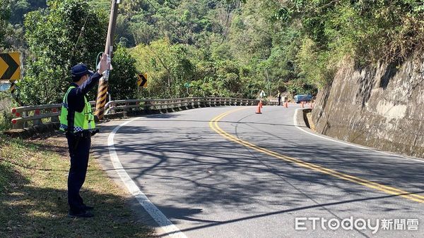 ▲▼一輛大型拖車昨(28日)上午行經台20線75.5公里處，不慎將電纜線勾落，導致電纜線垂落路面，造成交通嚴重影響。（圖／記者吳世龍翻攝）