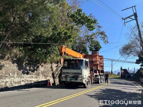 ▲▼一輛大型拖車昨(28日)上午行經台20線75.5公里處，不慎將電纜線勾落，導致電纜線垂落路面，造成交通嚴重影響。（圖／記者吳世龍翻攝）