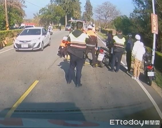 ▲▼ 環島北路二段近616號前路段老翁自摔 。（圖／記者林名揚翻攝）