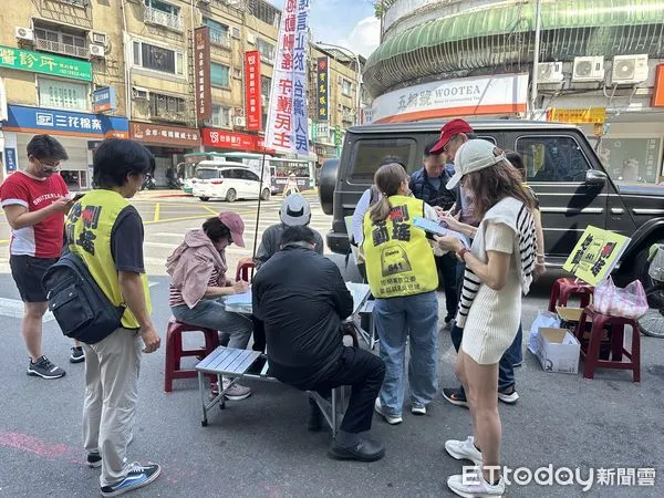 ▲▼  罷免吳思瑤連署站  。（圖／記者崔至雲攝）