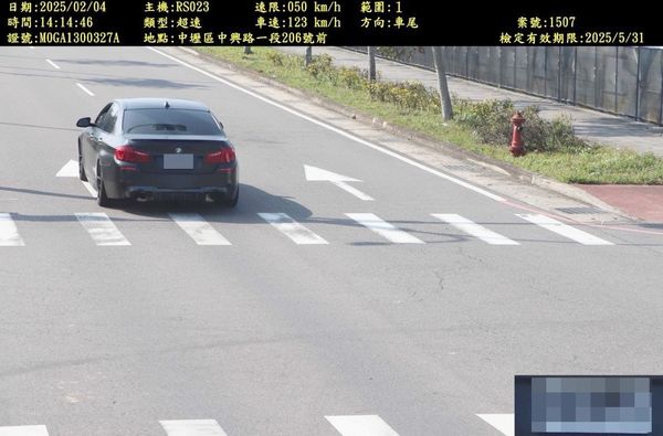▲自2023年6/30日起行車速度超過最高時速40公里就屬嚴重超速，圖為一般自小客車在中壢區中興路超速73公里違規超速照相。（圖／市警局交大提供）