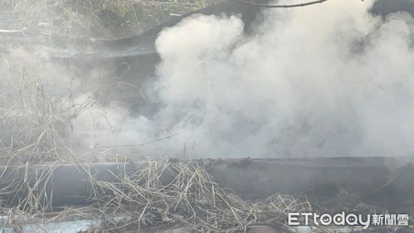 ▲▼  金城鎮文臺寶塔附近發生雜草火災           。（圖／記者林名揚翻攝）