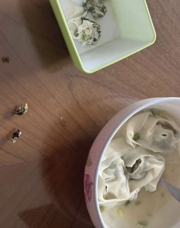 ▲▼大餛飩裡「包蟑螂」　陸知名超市被調查。（圖／翻攝微博）