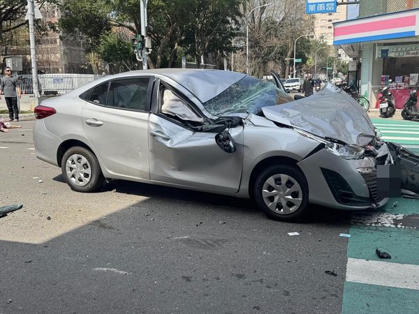 ▲新竹車禍。（圖／翻攝自臉書社團／重機車友 ❘ 各區路況天氣、資訊分享中心）