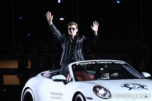 ▲日本職棒火腿交流戰，監督新庄剛志出場。（圖／記者林敬旻攝）