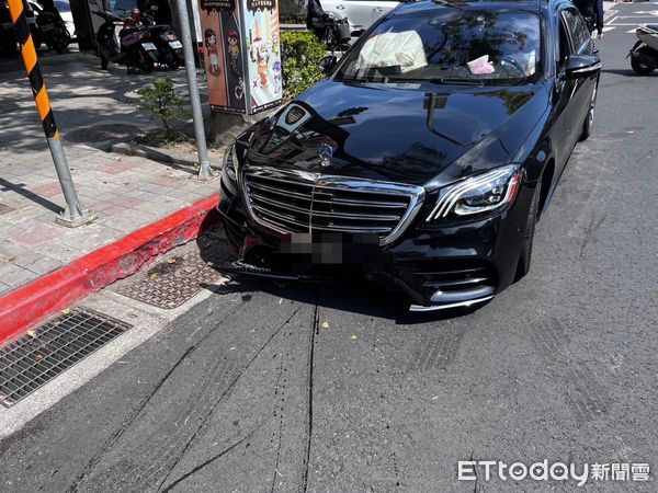 ▲▼徵信社老闆開賓士未注意自撞，認為現場太多人很丟臉，竟先落跑離開現場。（圖／記者邱中岳翻攝）