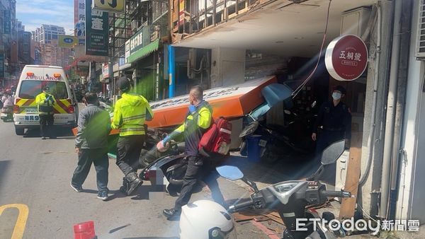 ▲新莊連鎖手搖飲店招牌掉落，砸傷1男波及6部機車。（圖／記者陸運陞翻攝）