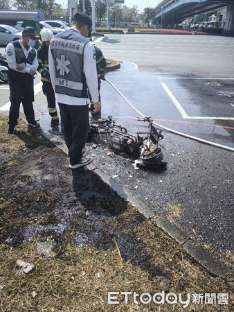 ▲▼前鎮區中安路上發生一起微型電動二輪車起火燃燒，所幸並未造成人員受傷。（圖／記者吳世龍翻攝）