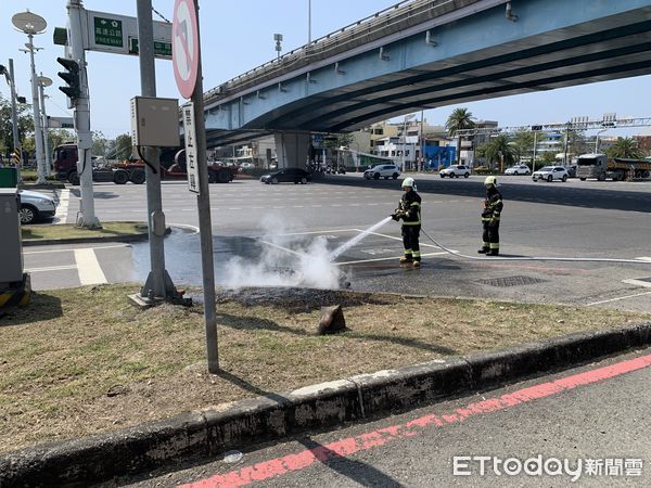 ▲▼前鎮區中安路上發生一起微型電動二輪車起火燃燒，所幸並未造成人員受傷。（圖／記者吳世龍翻攝）