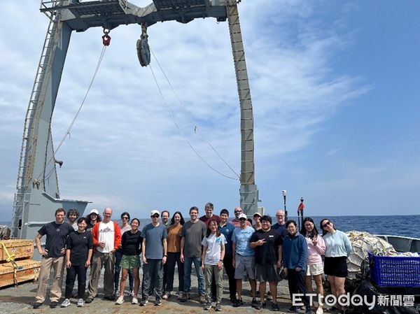▲▼美軍研究船「湯瑪斯」號靠岸高雄港，學者表示，這是台美跨國科學合作，圖為2025實驗科學團隊。（圖／海大提供）