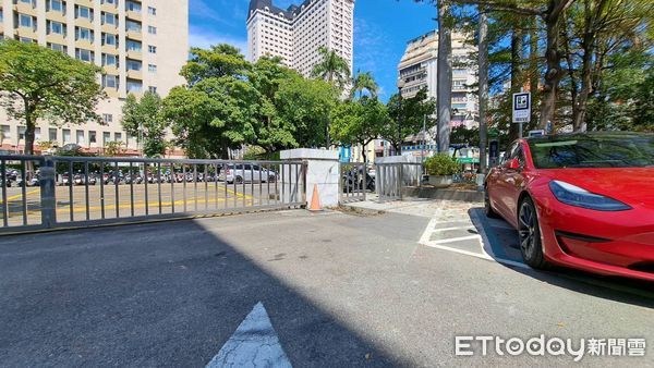 ▲▼台中市政府交通局外半夜遭丟鞭炮，男子坦承一時好玩。（圖／民眾提供，下同）