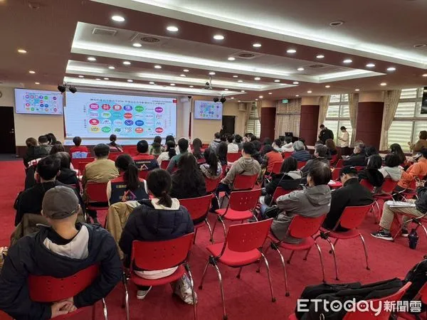 ▲▼花蓮縣政府舉辦「數位支付導入說明會」，協助店家導入LINE Pay電子支付、支付寶跨境支付。（圖／花蓮縣政府提供，下同）