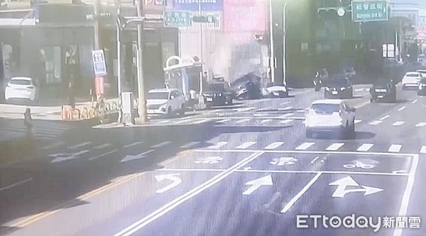 ▲桃園市何姓男子昨天上午喝了一瓶保力達後駕駛賓士跑車上路，行經楊梅區民族路五段失控撞上路旁2輛轎車，其中一輛還被撞翻，圖為撞擊前瞬間畫面。（圖／記者沈繼昌翻攝）