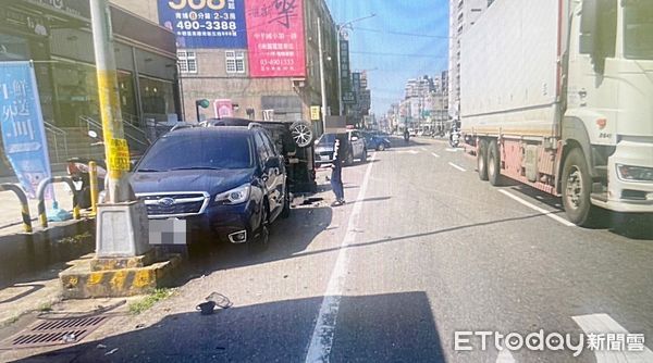 ▲桃園市何姓男子昨天上午酒後駕駛賓士跑車失控撞上路旁2輛轎車，受害車主到場察看受損狀況。（圖／記者沈繼昌翻攝）