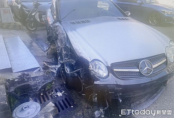 ▲桃園市何姓男子昨天上午酒後駕駛賓士跑車失控撞上路旁2輛轎車，賓士車右側受損嚴重。（圖／記者沈繼昌翻攝）