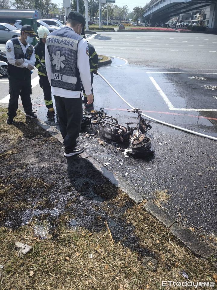 ▲▼前鎮區中安路上發生一起微型電動二輪車起火燃燒，所幸並未造成人員受傷。（圖／記者吳世龍翻攝）