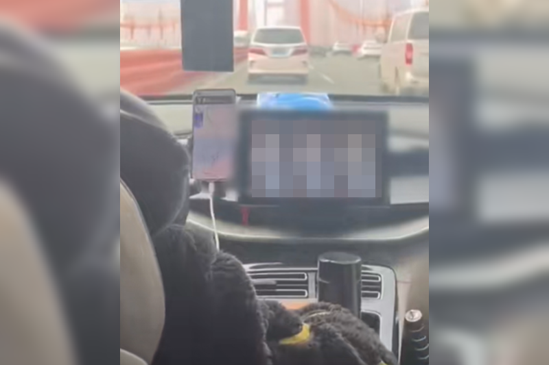 ▲▼運將開車「全程看色色影片」。（圖／翻攝微博）